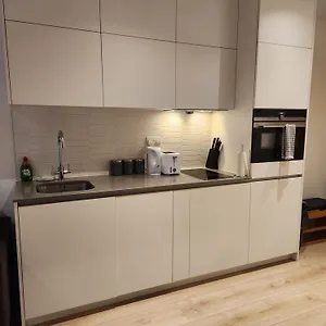 Nice Close To Station , Netflix And Wi-fi Free Apartment