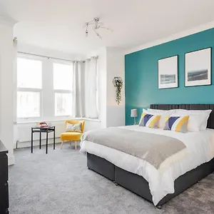 Business & Leisure 2 Bedroom & Parking By Damask Homes , Ilford United Kingdom